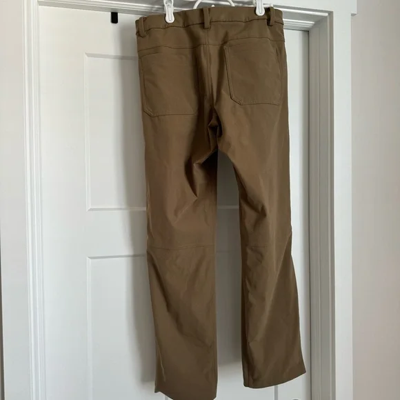 Khaki Lululemon performance ABC pants. Men’s 30L/30W